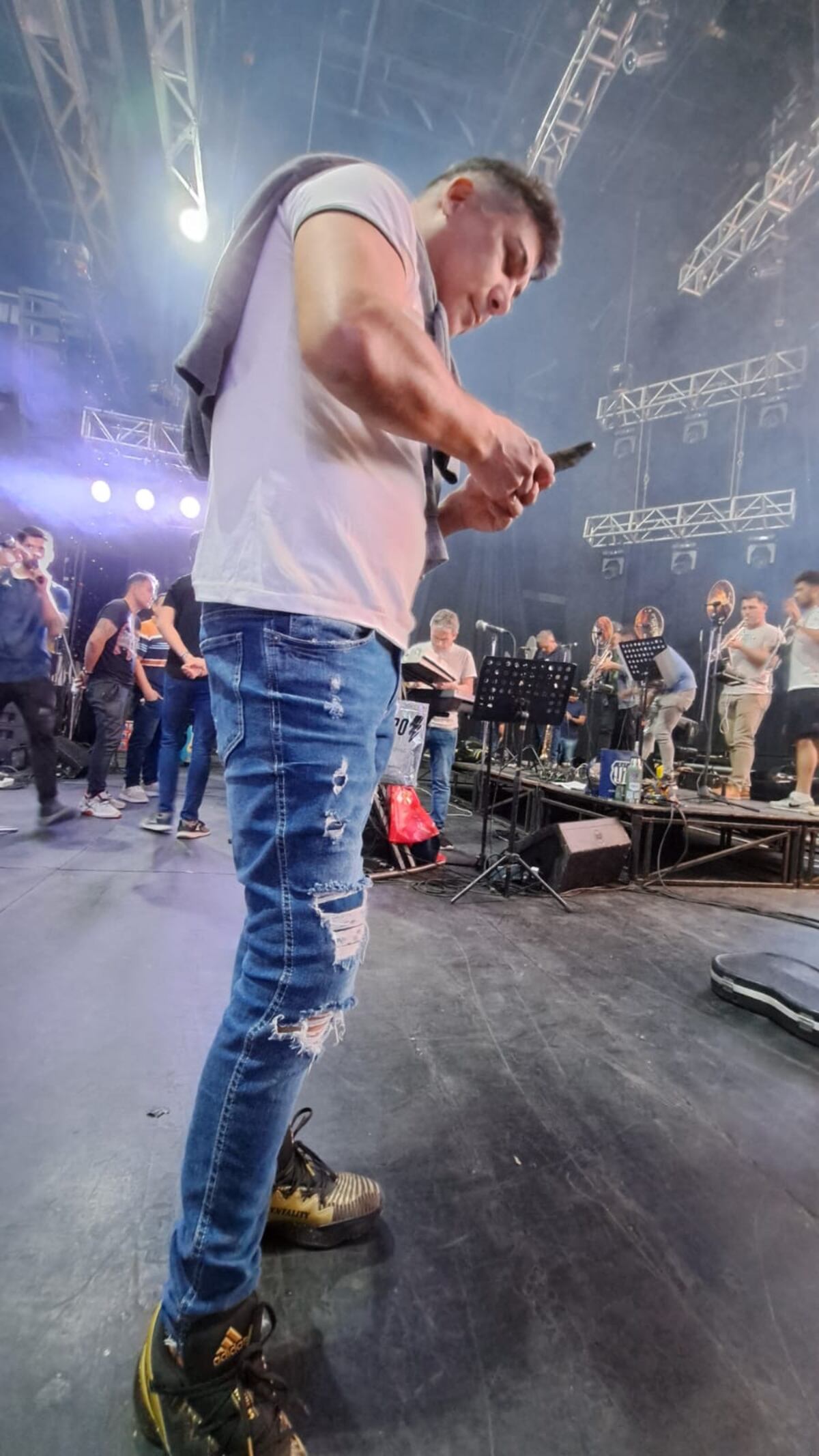 Ensayo de La Barra antes de los bailes con Daniel Guardia en la Plaza de la Música en agosto de 2023. (La Voz)