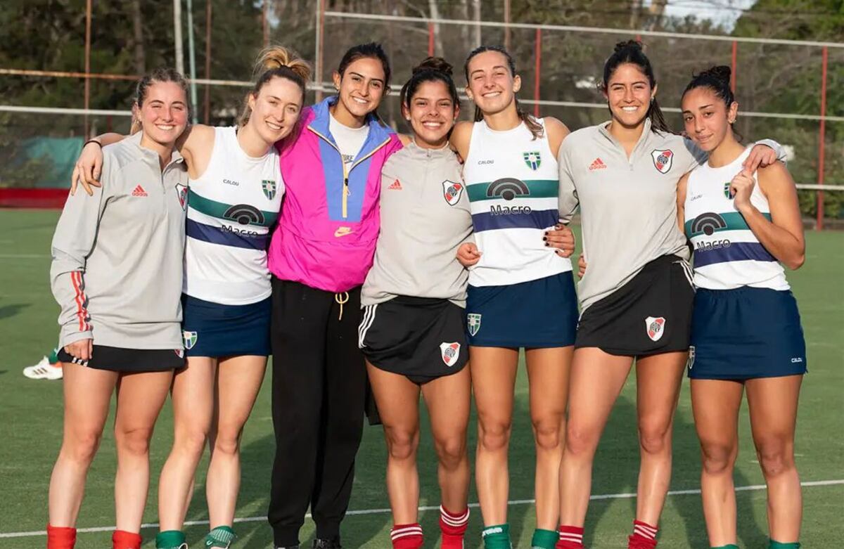 Daiana Pacheco, en el centro de la imagen, abraza a Valentina Raposo, medallista de plata con Las Leonas en Tokio 2020. (@seluppe)