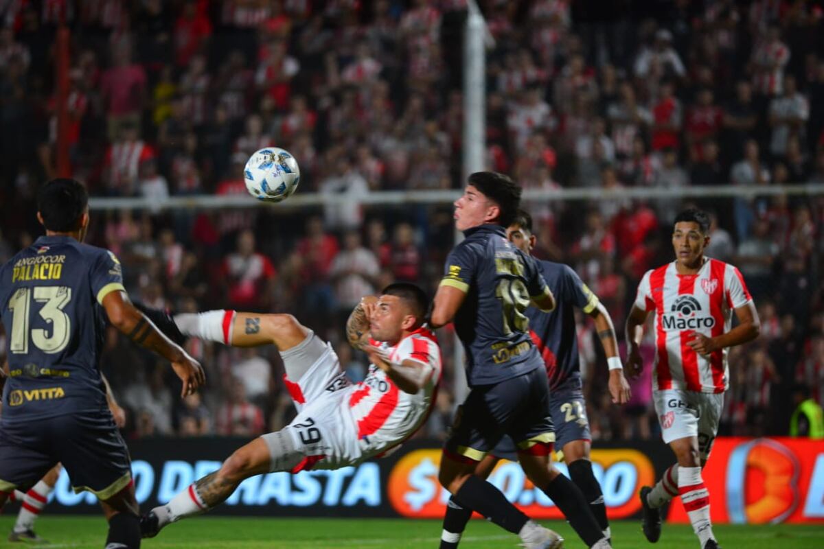 Instituto recibió a Argentinos Juniors por la fecha 12 de la Zona A de la Copa de la Liga Profesional. (Nicolás Bravo / La Voz)