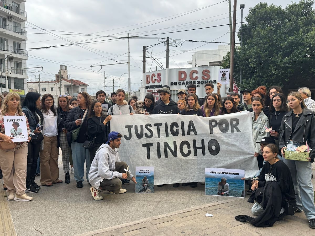Familiares y amigos de Martín Cáceres, el joven en coma tras ser atacado, marcharon este domingo esperando su recuperación. (Máximo P)