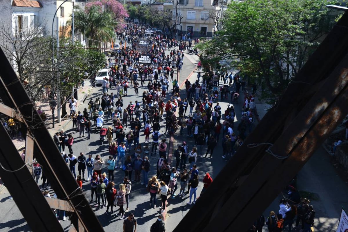 Movilización en el Centro de Córdoba: corte del Puente Centenario (José Hernández / La Voz).