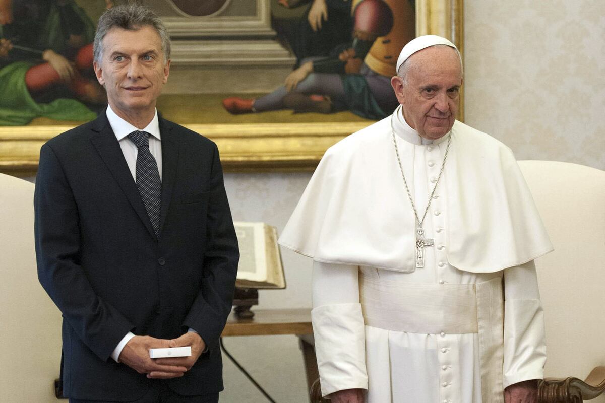 El entonces presidente de Argentina, Mauricio Macri, posa con el papa Francisco durante una audiencia privada en el Vaticano, el sábado 27 de febrero de 2016. (AP)