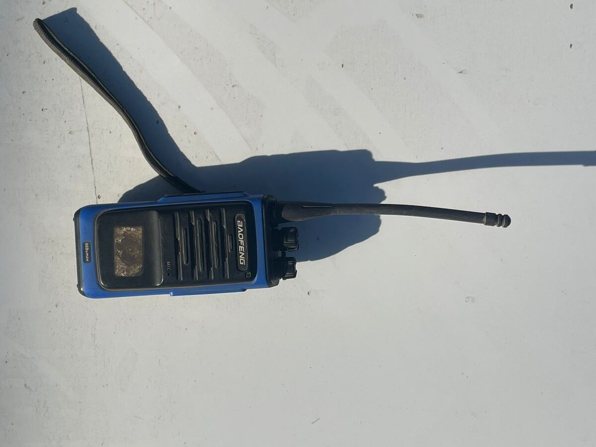 Operativo. El sujeto fue sorprendido mientras desmantelaba un auto robado. (Policía de Córdoba)