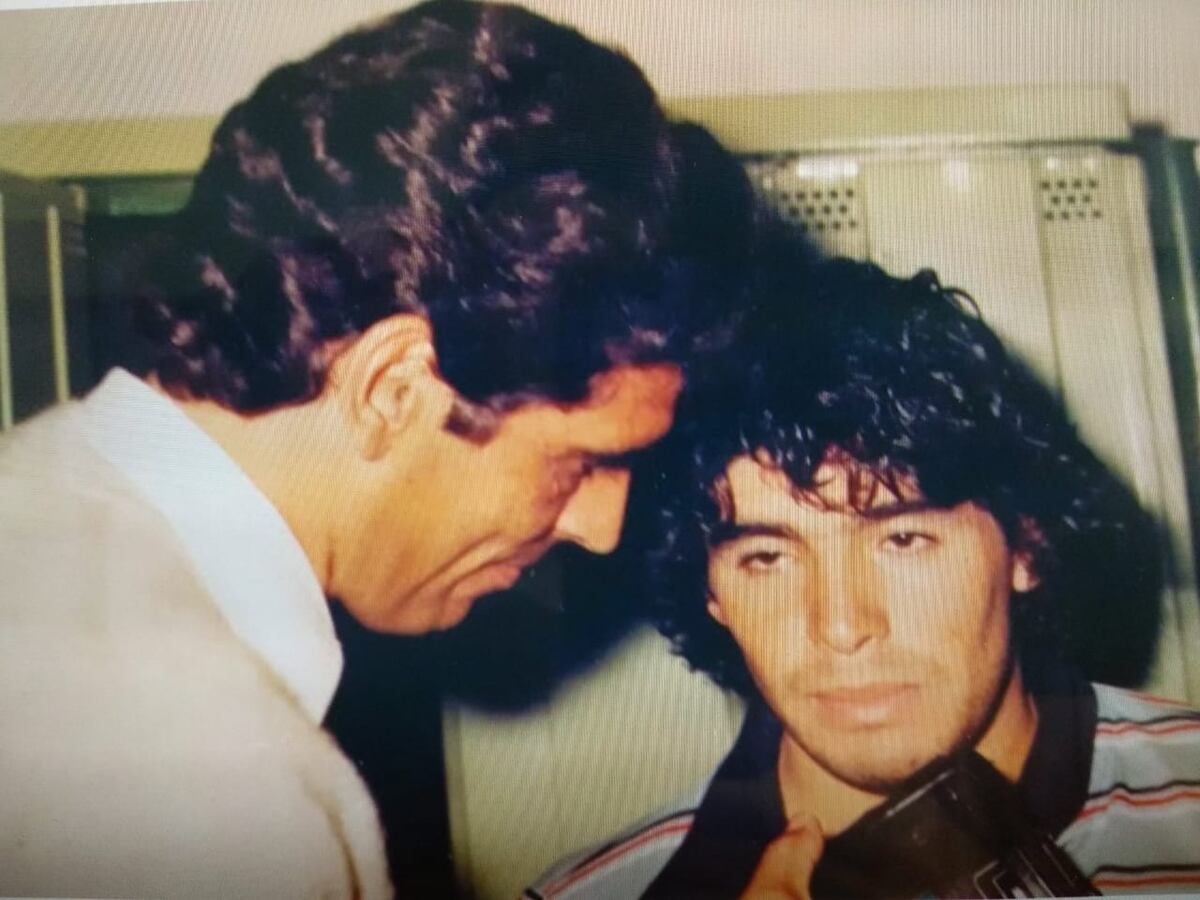 Diego Armando Maradona con Miguel Clariá, en los tiempos de las crónicas deportivas.