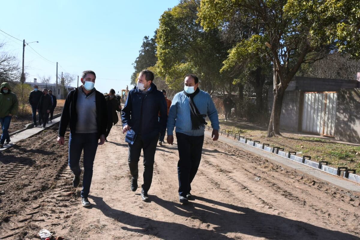 Recorrida. Martín Gill visitó varias localidades del departamento San Martín. El funcionario nacional inauguró obras y firmó nuevo proyecto.
