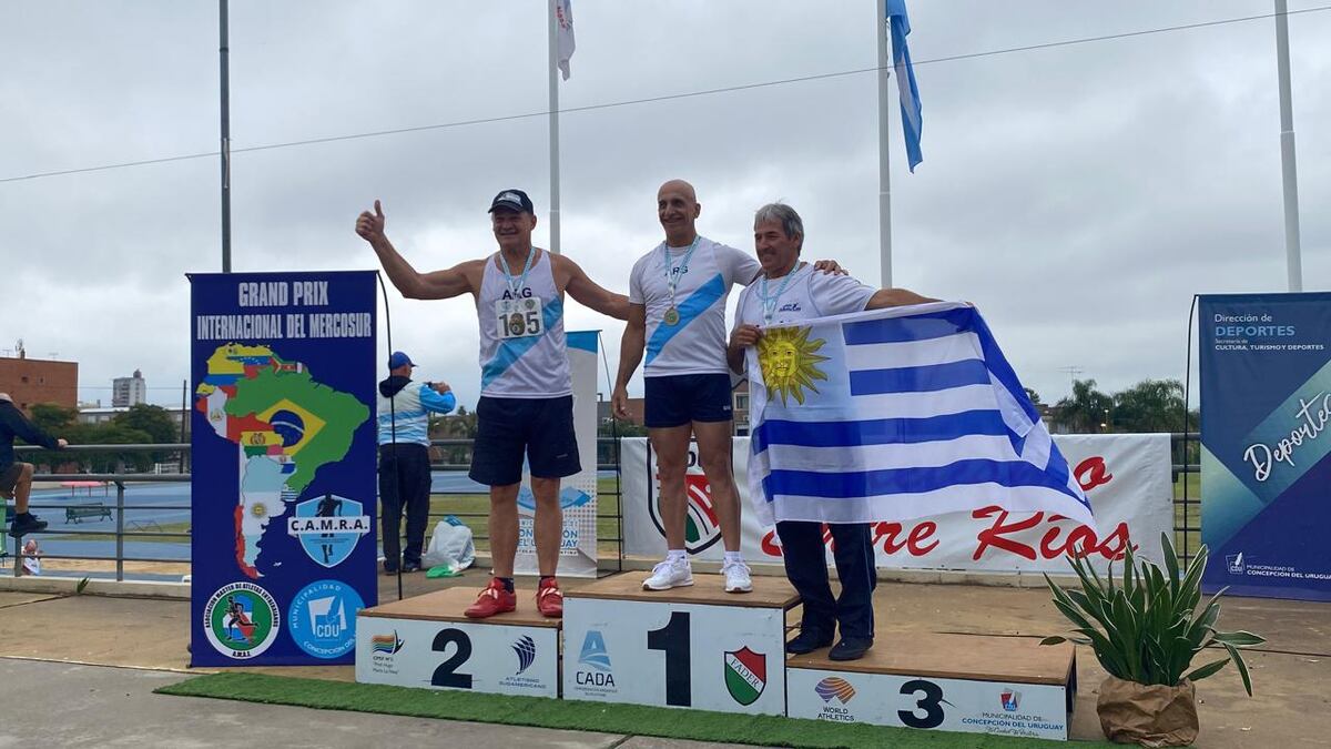 Carlos Durán (centro de la imagen) en el podio. Tras registrar 12.34 metros en la prueba de lanzamiento de bala, el deportista de 65 años batió el récord nacional de la categoría M65 (marca anterior: 12.26 metros) y se ubicó en la primera posición en dicha disciplina. (Gentileza Carlos Durán)