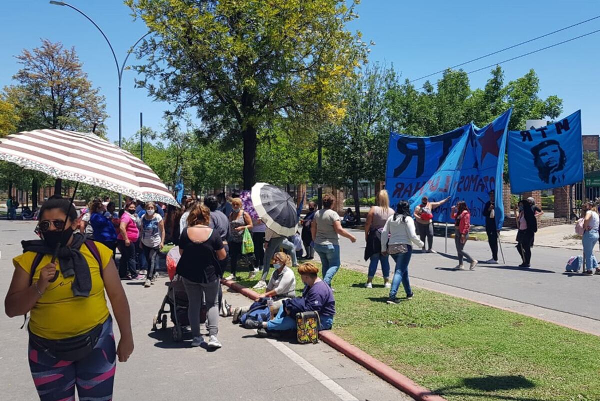 Piqueteros reclaman bolsones frente al Dino Mall de ruta 20. (Nicolás Bravo/ La Voz)