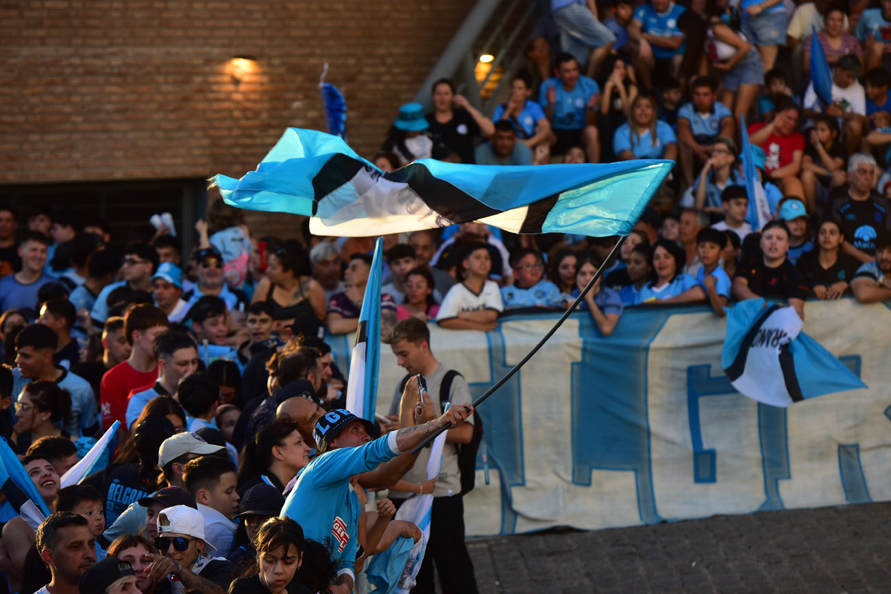 Banderazo de Belgrano en el Hotel Quinto Centenario, el día previo al clásico con Talleres.  (Nicolás Bravo / La Voz)