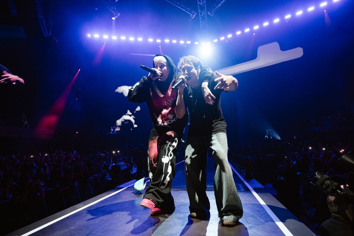 Paulo Londra, en compañìa de Lit Killah durante su reciente show en el Movistar Arena de Buenos Aires. (Gentileza Vicky Dragonetti e @irishsuarez)