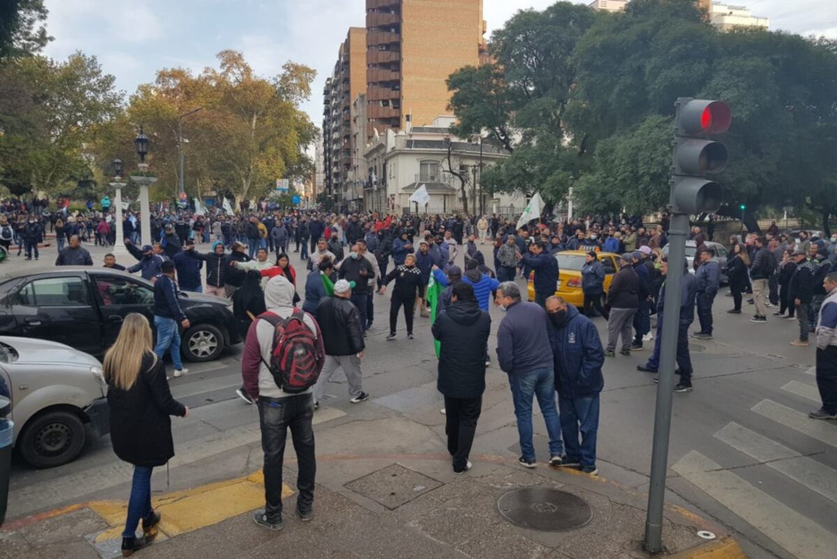 El Suoem protesta frente a la Municipalidad ( Nicolás Bravo / La Voz)