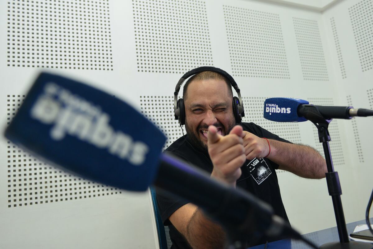 Bruno Espinosa locutor de Radio Suquía con su programa "A todo volumen" que cumple 17 años al aire. Foto Javier Ferreyra