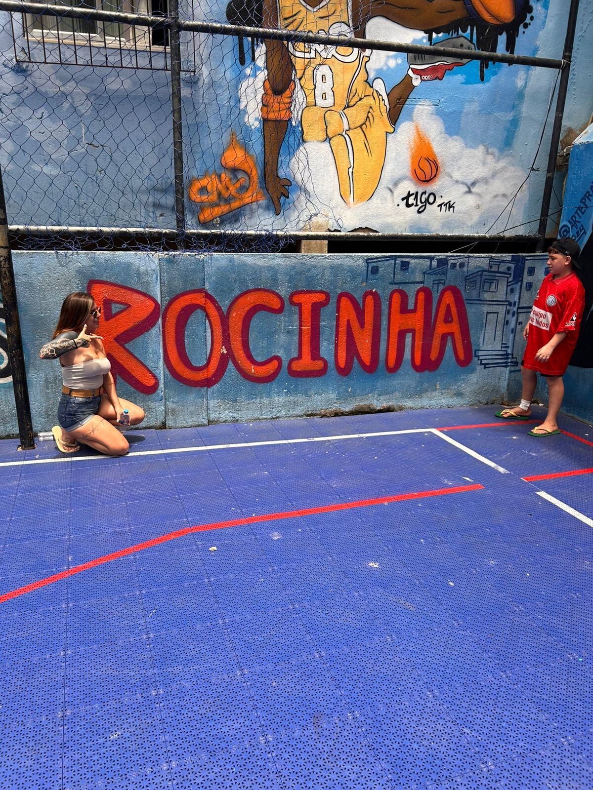 Benjamín Moreno, el hincha de Belgrano que llevó la remera del Pirata a lo más alto de la favela Rocinha, en Río de Janeiro. (Gentileza Sofía)