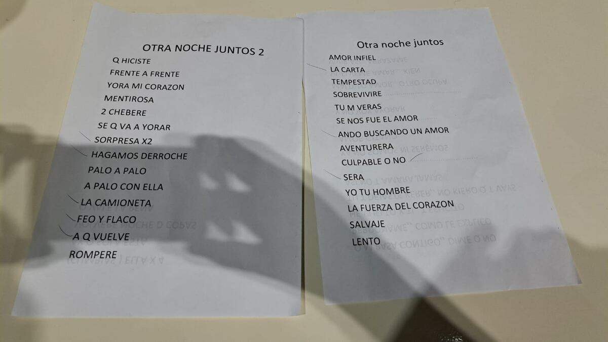 Ensayo de La Barra antes de los bailes con Daniel Guardia en la Plaza de la Música en agosto de 2023. (La Voz)
