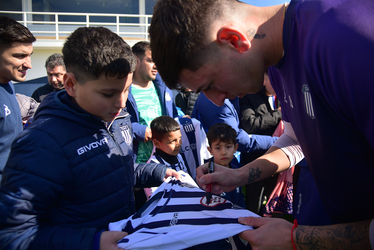 Experiencia Talleres para socias y socios. Pueden acceder a un entrenamiento del plantel profesional y tienen un momento de contacto con futbolistasFoto: Pedro Castillo / La Voz 