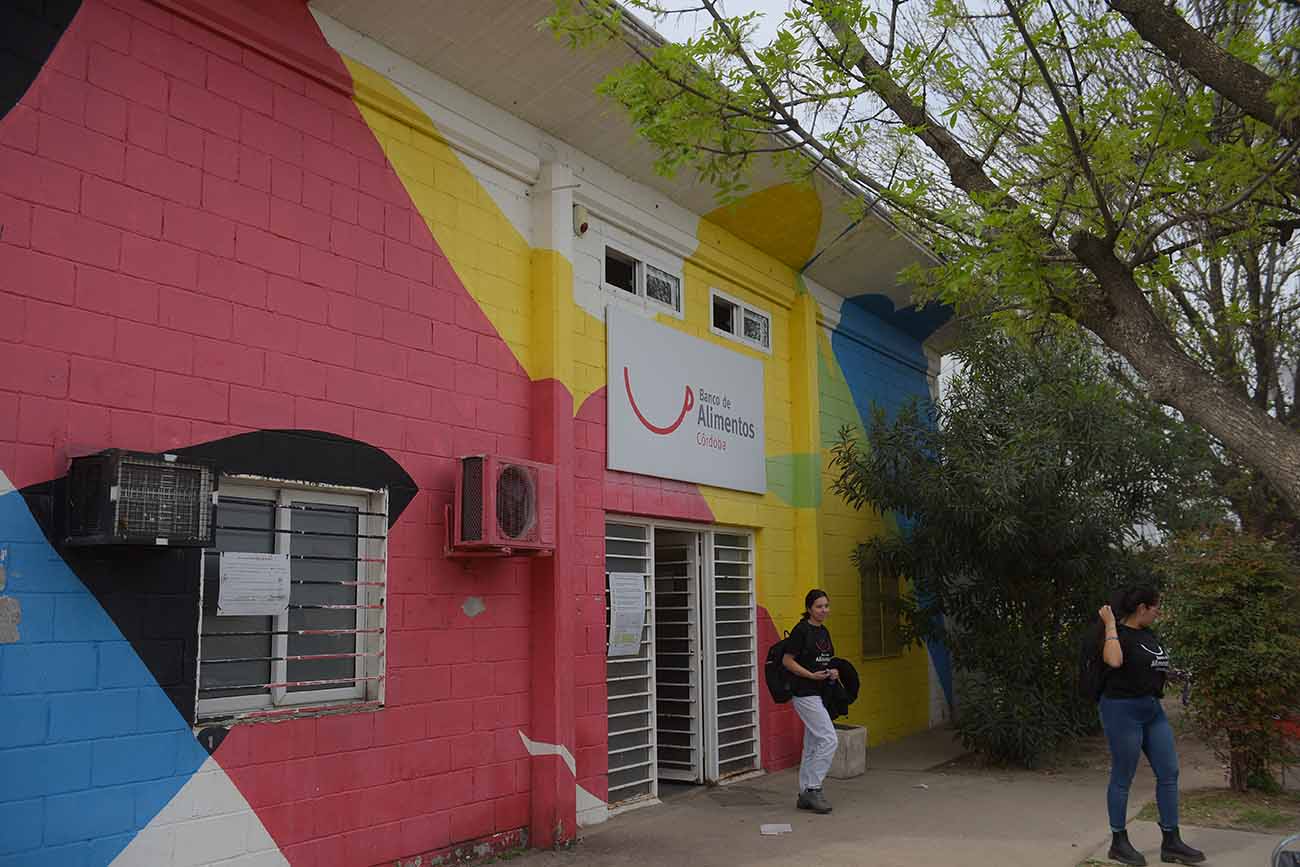 Cocina Escuela Solidaria. En medio de una crisis económica creciente, el Banco de Alimentos de Córdoba dicta talleres de cocina para referentes de los comedores sociales que asiste en la ciudad. (José Gabriel Hernández / La Voz)