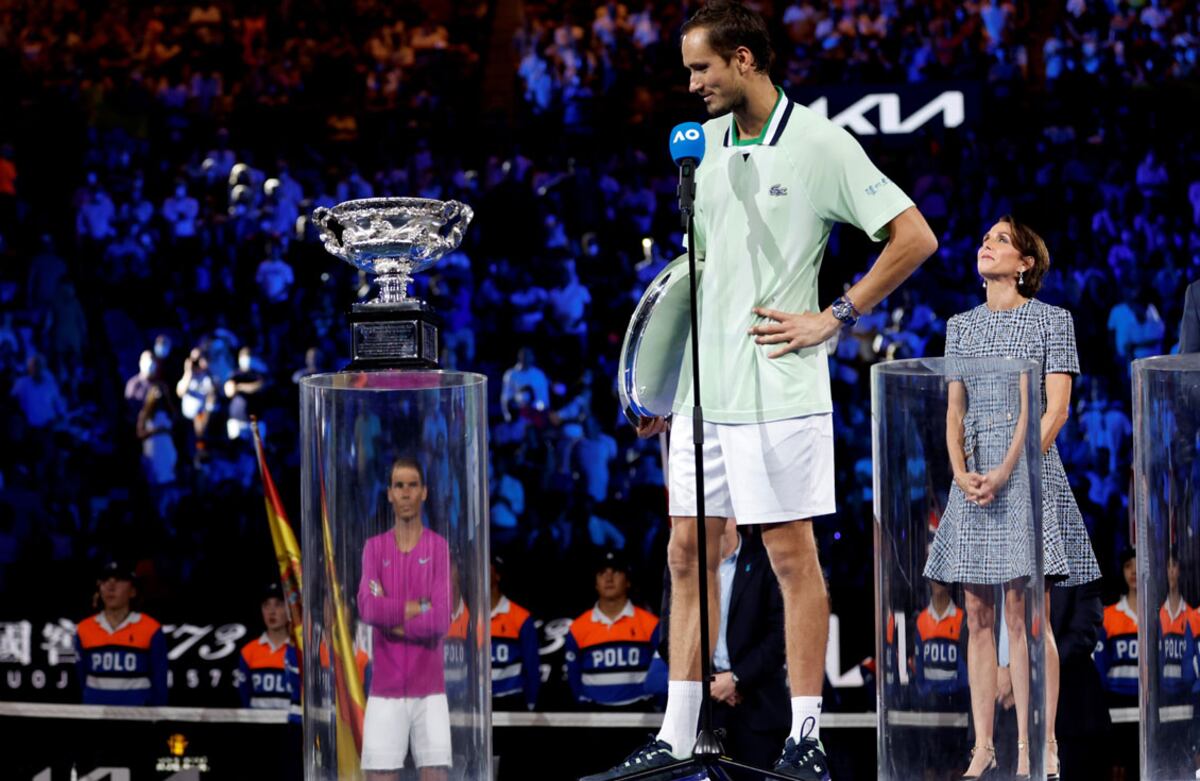 Daniil Medvedev felicita a Nadal por su consagración en Australia, después de haber sido derrotado por el español en la final. (AP)