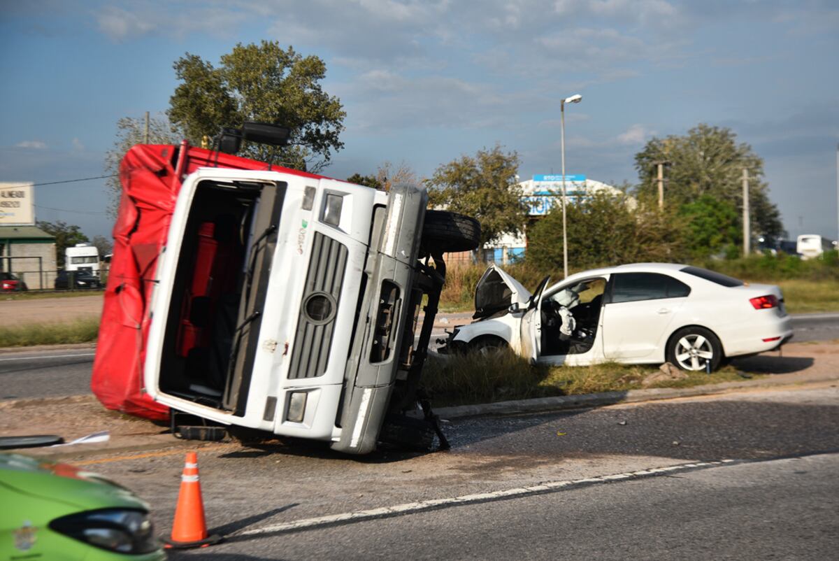 Choque entre un camión y un auto, sobre la ruta 19 a la altura del Mercado de Abasto. (Pedro Castillo/La Voz)