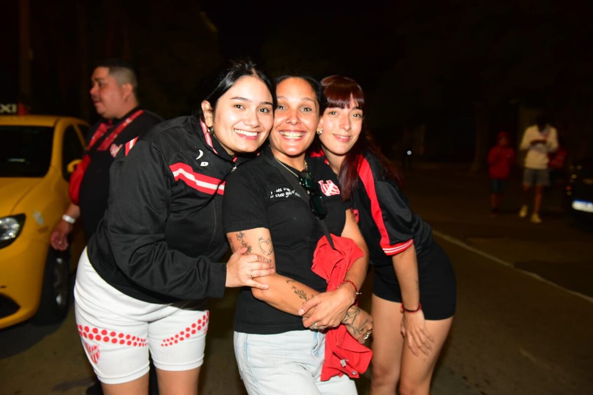 Hinchas de Instituto en la previa del partido con Central Córdoba por el Torneo Apertura. (Jorge Peñalba / La Voz)