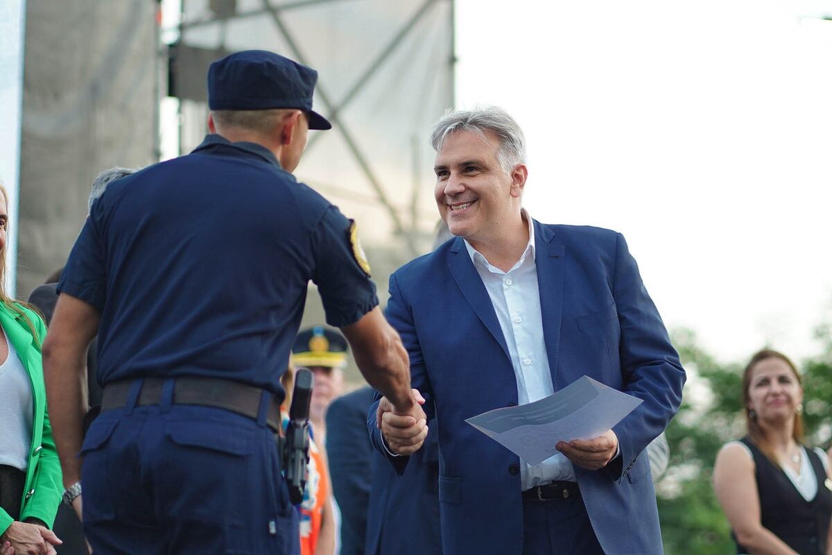 El gobernador Martín Llaryora le brindó un ampio respaldo a las fuerzas policiales en un acto de entrega de diplomas en Derechos Humanos. (Prensa Gobierno)