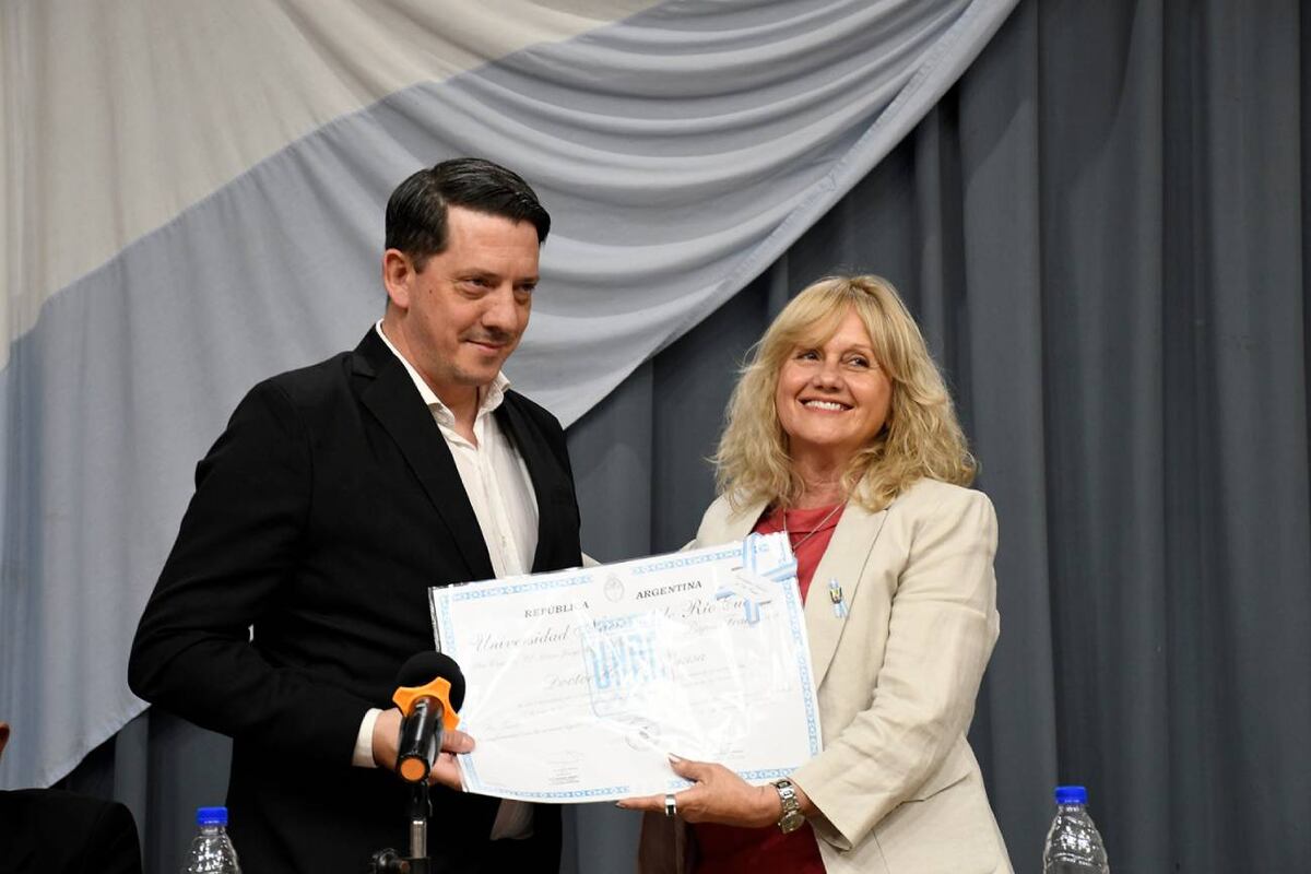 La rectora Marisa Rovera entregó el título a su sobrino y representante de la familia, José Ignacio Bergoglio. (UNRC)