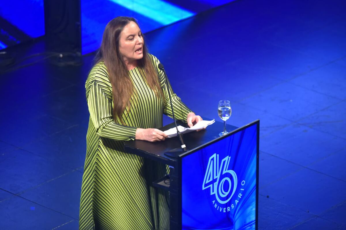 Pía Astori, presidenta de la Fundación Mediterranea, dando su mensaje por el 46° aniversario de la entidad en el Teatro del Libertador. Desde allí postuló a Carlos Melconian como ministro de Economía del futuro Gobierno nacional. (Facundo Luque / La Voz)