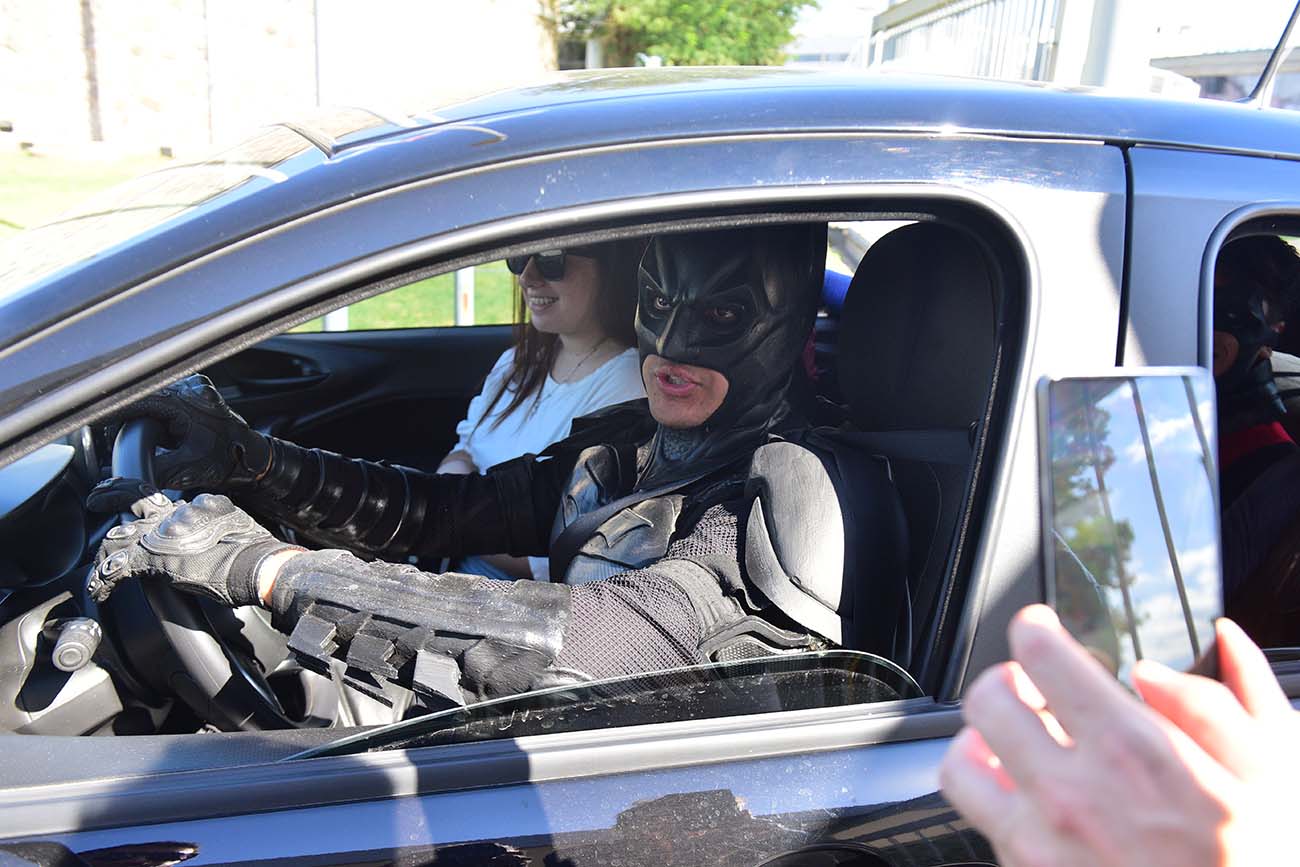 Batman y los superhéroes cordobeses de visita a la Redacción de La Voz para Historias Urbanas. (José Gabriel Hernández / La Voz)