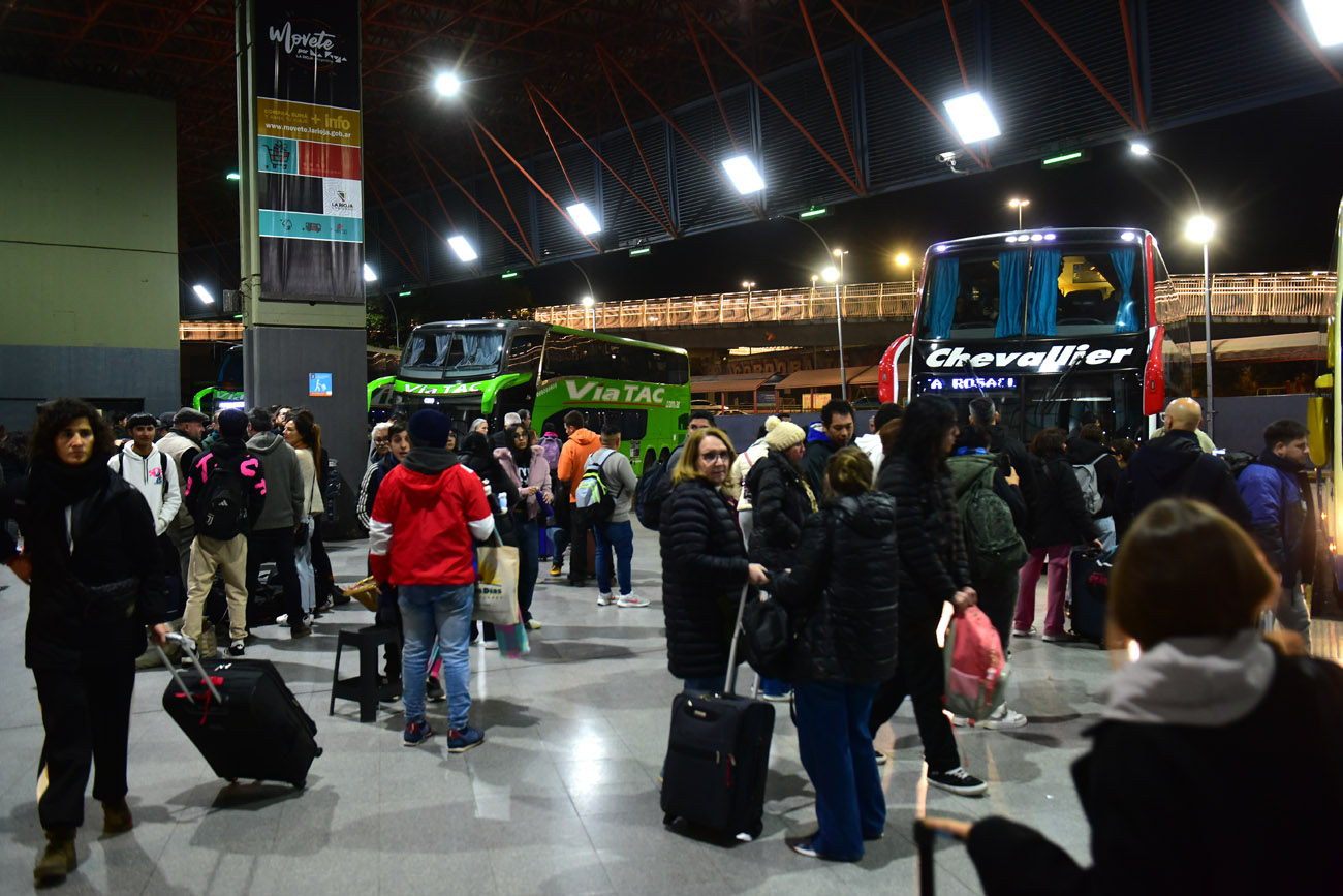 Movimiento de viajeros en la terminal de ómnibus de Córdoba, en el inicio de las vacaciones de invierno.  (Nicolás Bravo / La Voz)