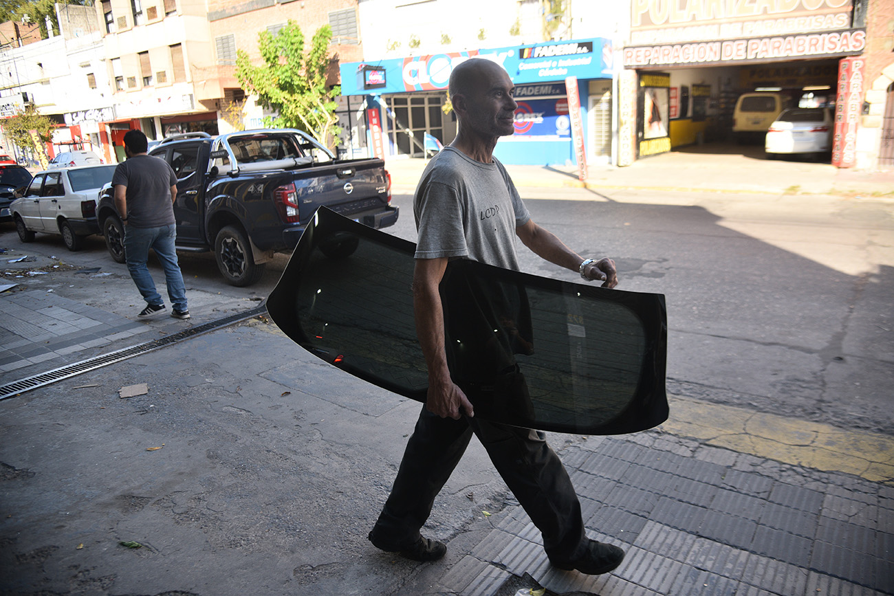 Incremento de las roturas de lunetas y vidrios de autos con la finalidad de robos. Foto: (Pedro Castillo / La Voz)
