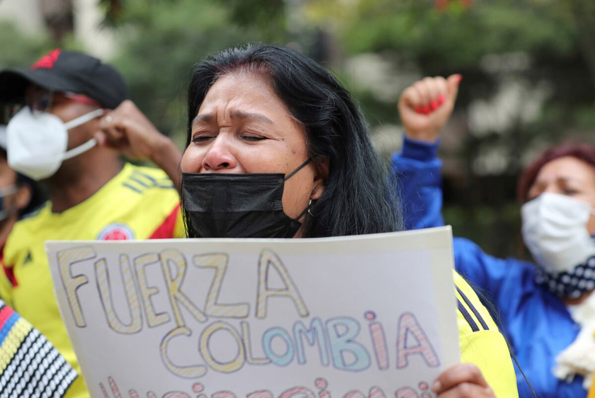 Las manifestaciones en las calles no cesan a una semana del estallido social provocado por la reforma tributaria impulsada por Duque (AP)