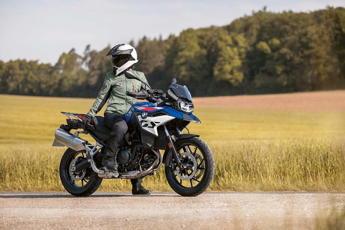 La nueva BMW F 800 GS se ofrece con llantas de aleación, caballete central e incluye los equipamientos de los paquetes Comfort y Dynamic.