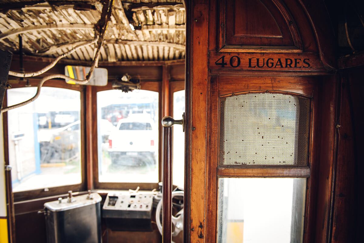 El histórico tranvía 350, fabricado en Filadelfia en 1907 y operado en Lisboa hasta 1994, comenzó a ser restaurado. (Prensa Municipalidad de Córdoba)