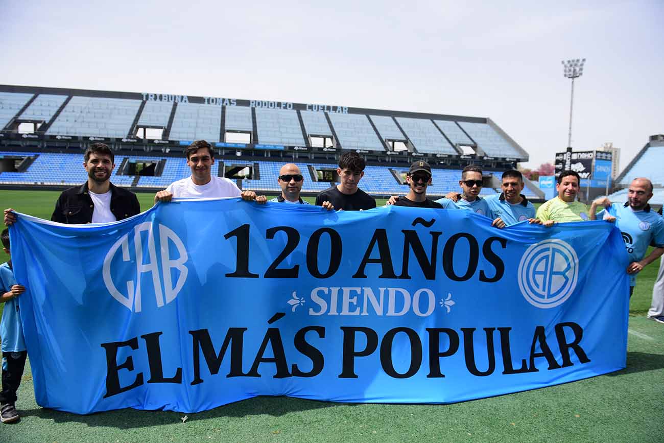 BELGRANO PIONERO. El plantel de fútbol de ciegos del club organizó un encuentro de camaradería para Pirañas, su adversario por la Copa Oro. (José Gabriel Hernández / La Voz)