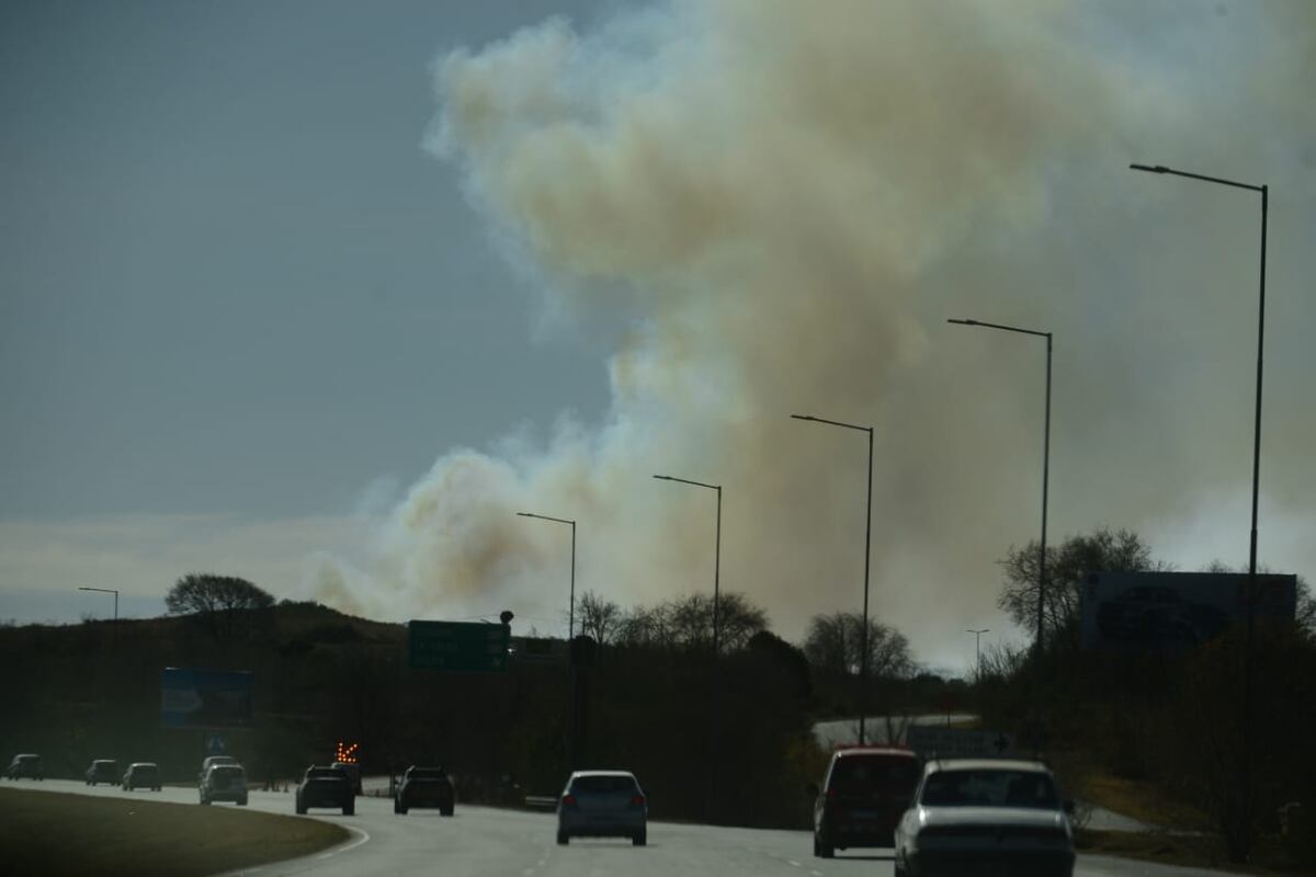 Córdoba. Incendio en la Variante Costa Azul (José Hernández/La Voz).