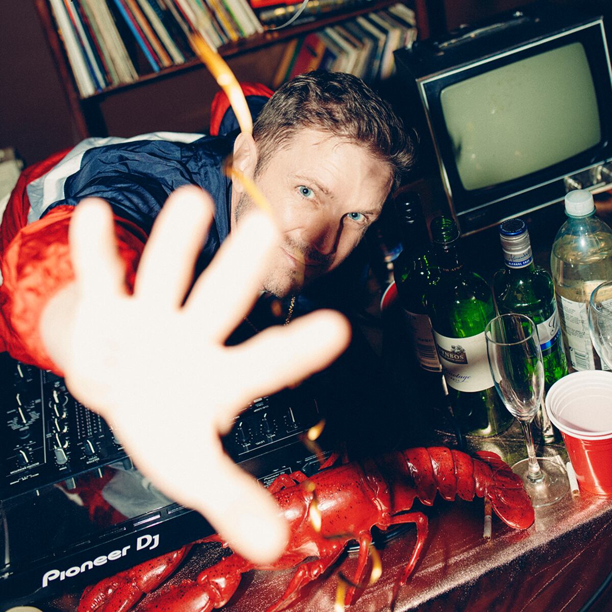 Jake Shears, dee jay hogareño. (Gentileza Damon Baker)