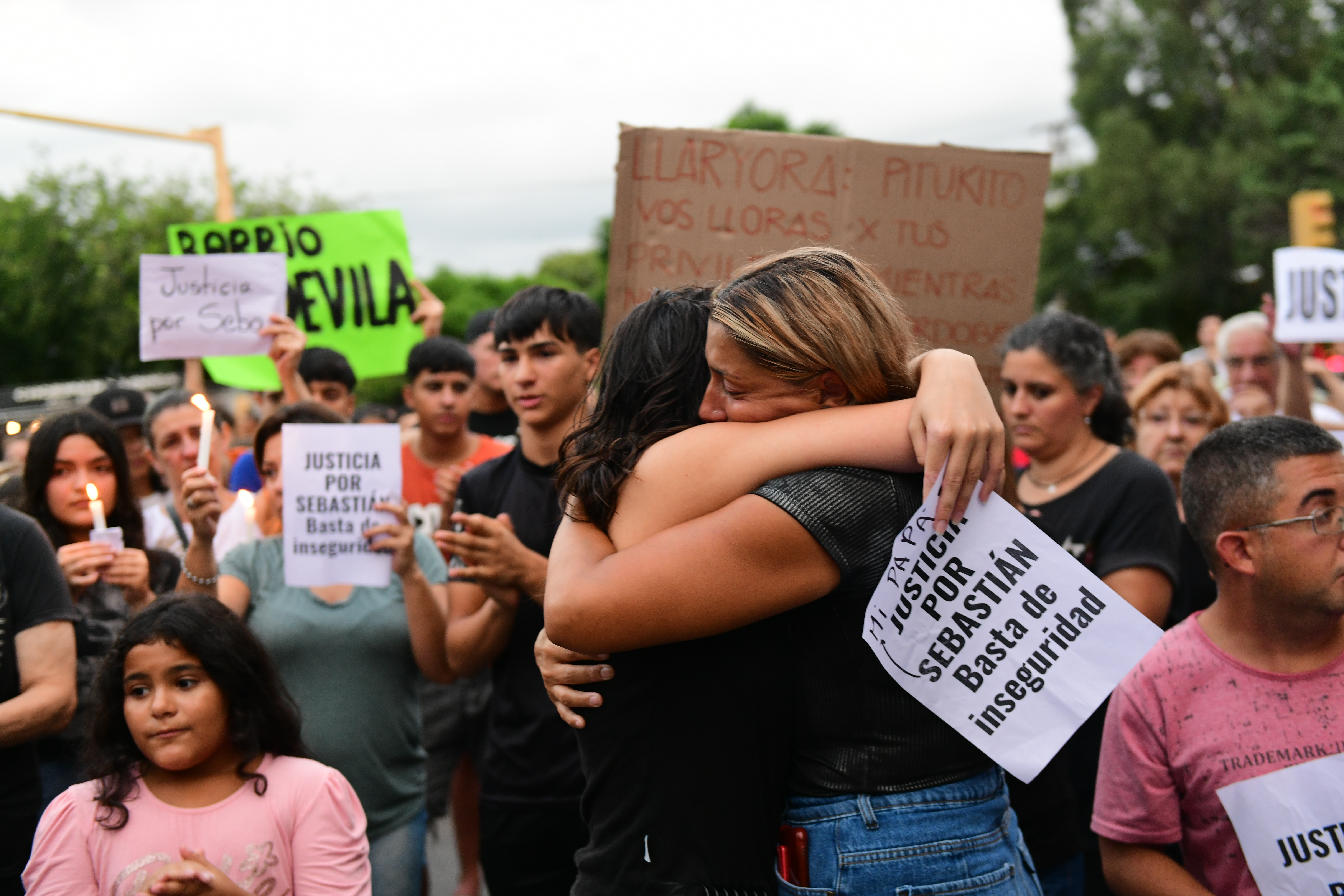 Marcha de familiares y vecinos de Sebastián Villarreal el joven que fue asesinado por motochorros en barrio Yofre Norte