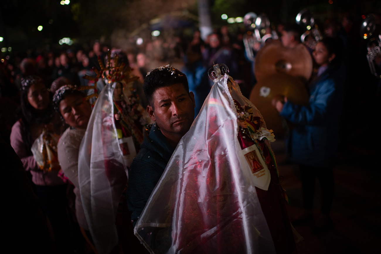 Celebración de la virgen de Urkupiña en Villa El Libertador. Luego del cambio de vestimenta de las vírgenes, los caporales y los músicos llevan los instrumentos y la ropa nueva para que la bendiga el sacerdote. Las vírgenes ya cambiadas van a la iglesia, donde se celebra una misa. Luego, hay una fiesta con comidas típicas de Bolivia. (Pedro Castillo / La Voz)