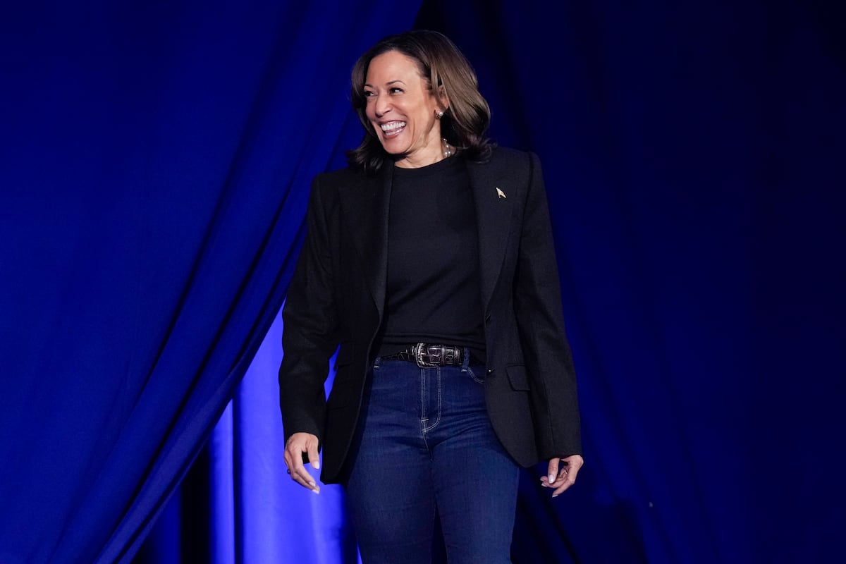 Kamala Harris, vestida de manera informal. 