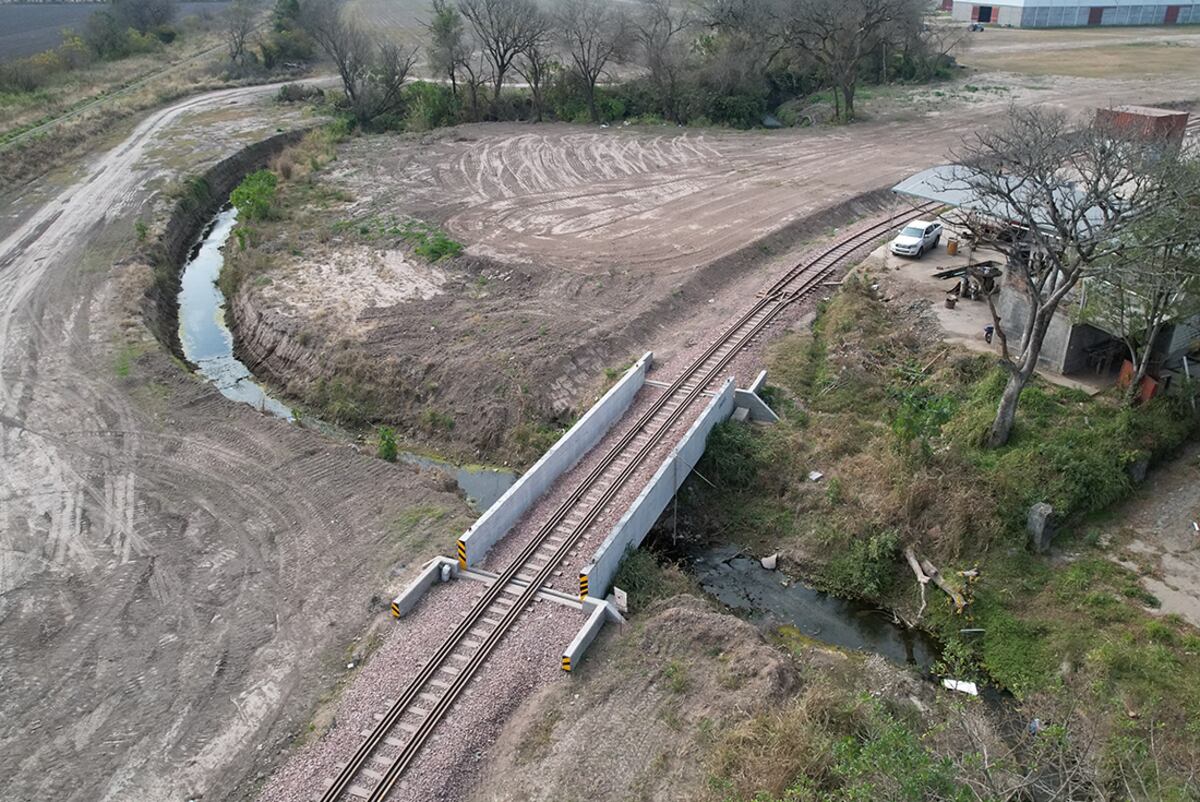 La obra incluyó, entre otras cosas, nivelación de terreno, colocación de rieles y la construcción de un puente.
