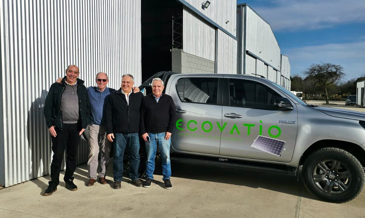 Oberti con Cesar Paris, Sergio Finzi y Ricardo Santucho, "el consejo de veteranos". Lideran un equipo de ingenieros jóvenes que trabaja para la introducción de las renovables. (Gentileza)