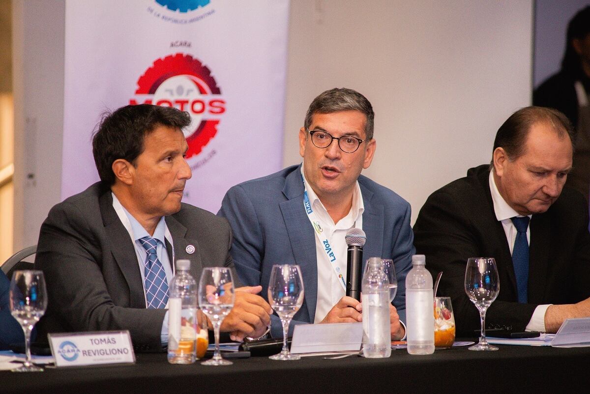 Paolasso, rodeado por el presidente de Acara, Sebastián Beato (a su izquierda), y el ministro de Industria provincial, Pedro Dellarossa. (Gentileza Bancor)