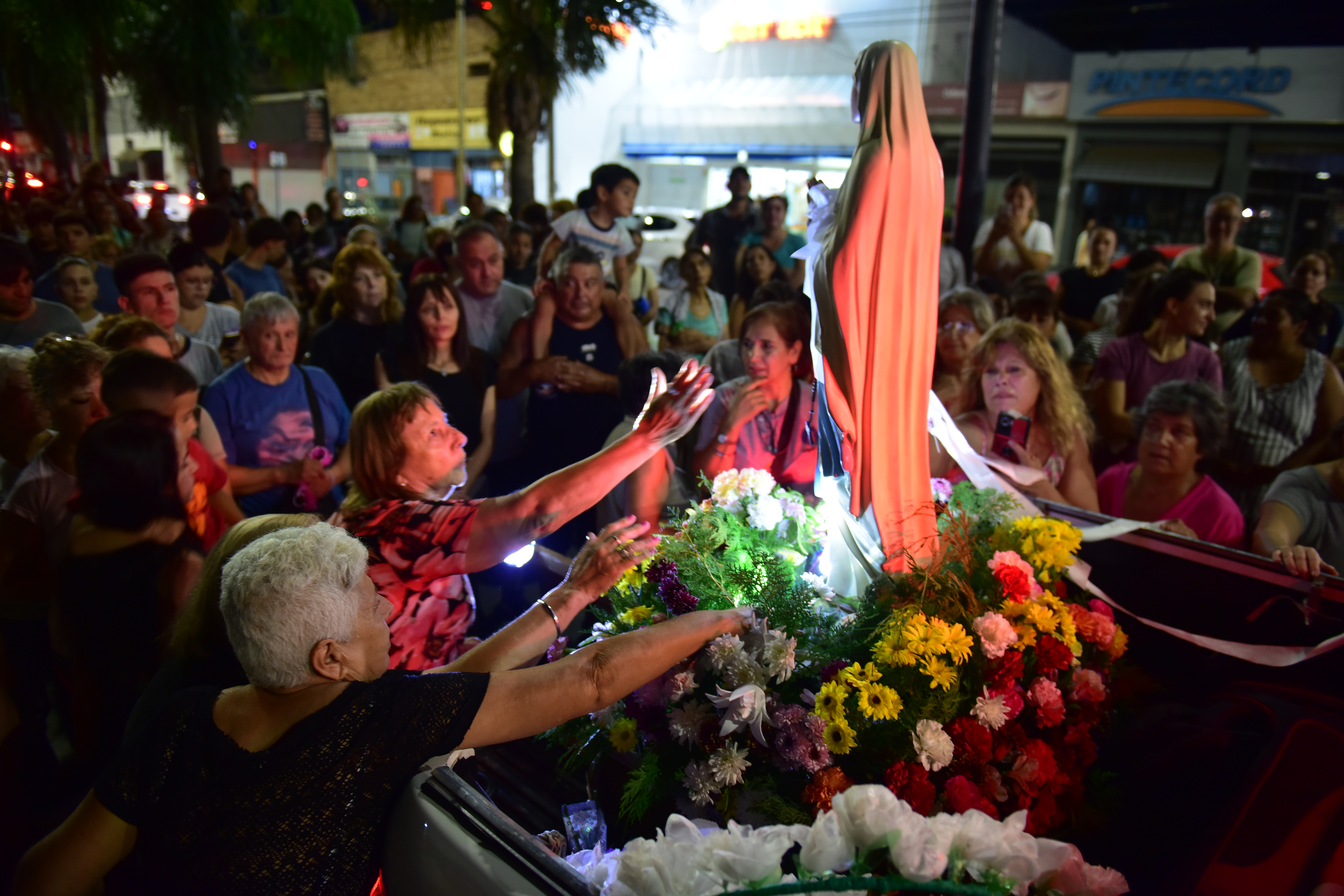 La tradicional procesión de la Virgen de Lourdes empezó en la Plaza de las Américas hasta Alta Gracia con una demostración de fe emotiva. (Javier Ferreyra / La Voz)