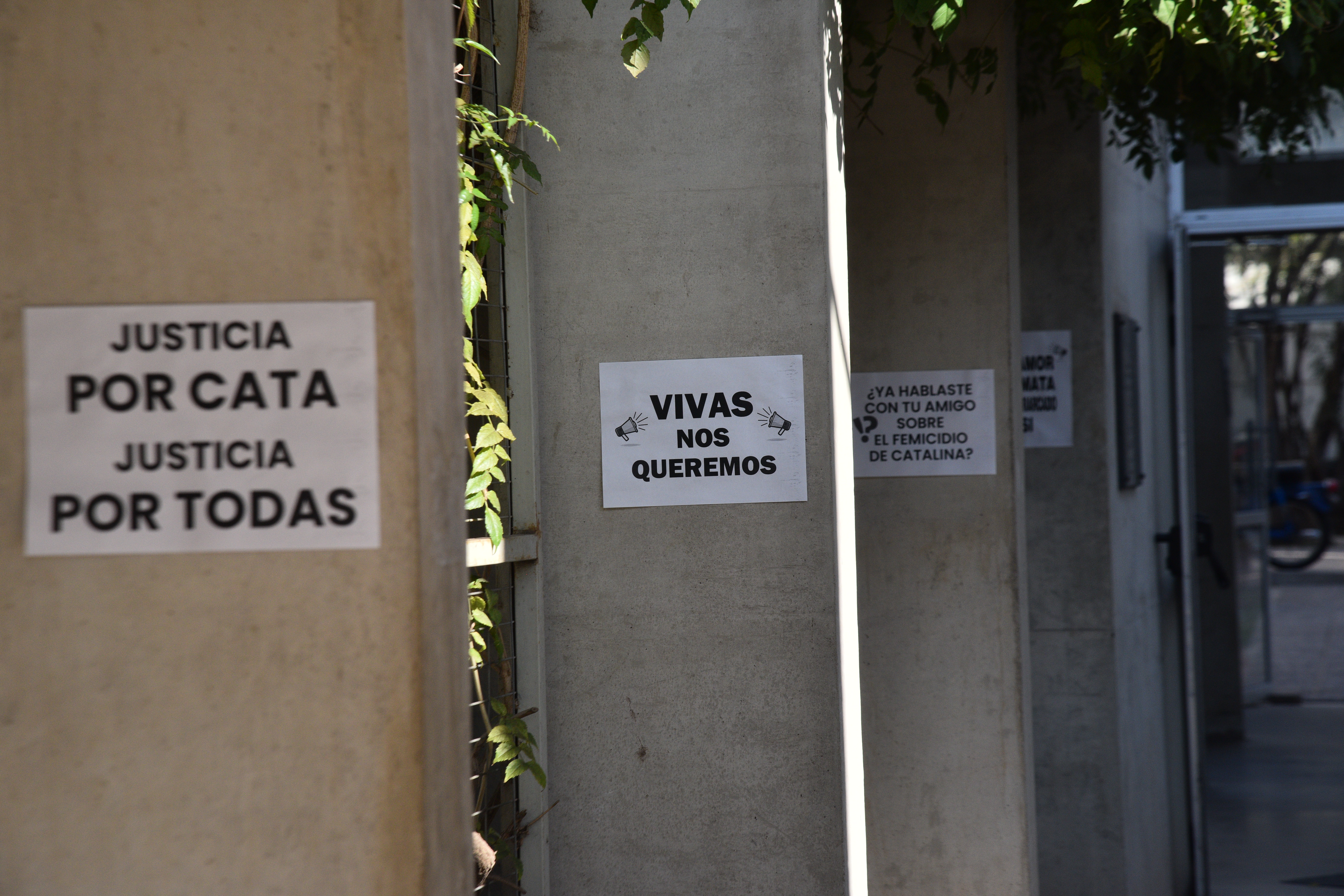 Carteles en la Facultad de Arquitectura de la UNC por el femicidio de Catalina.
(Pedro Castillo / La Voz)