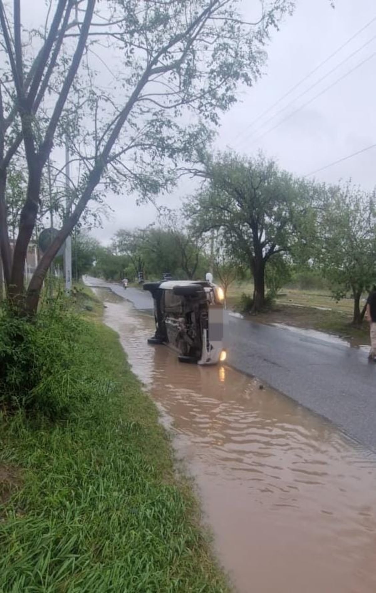 Lluvia y granizo en la ciudad de Córdoba: rescataron a cinco personas y hubo múltiples incidentes. (Policía)