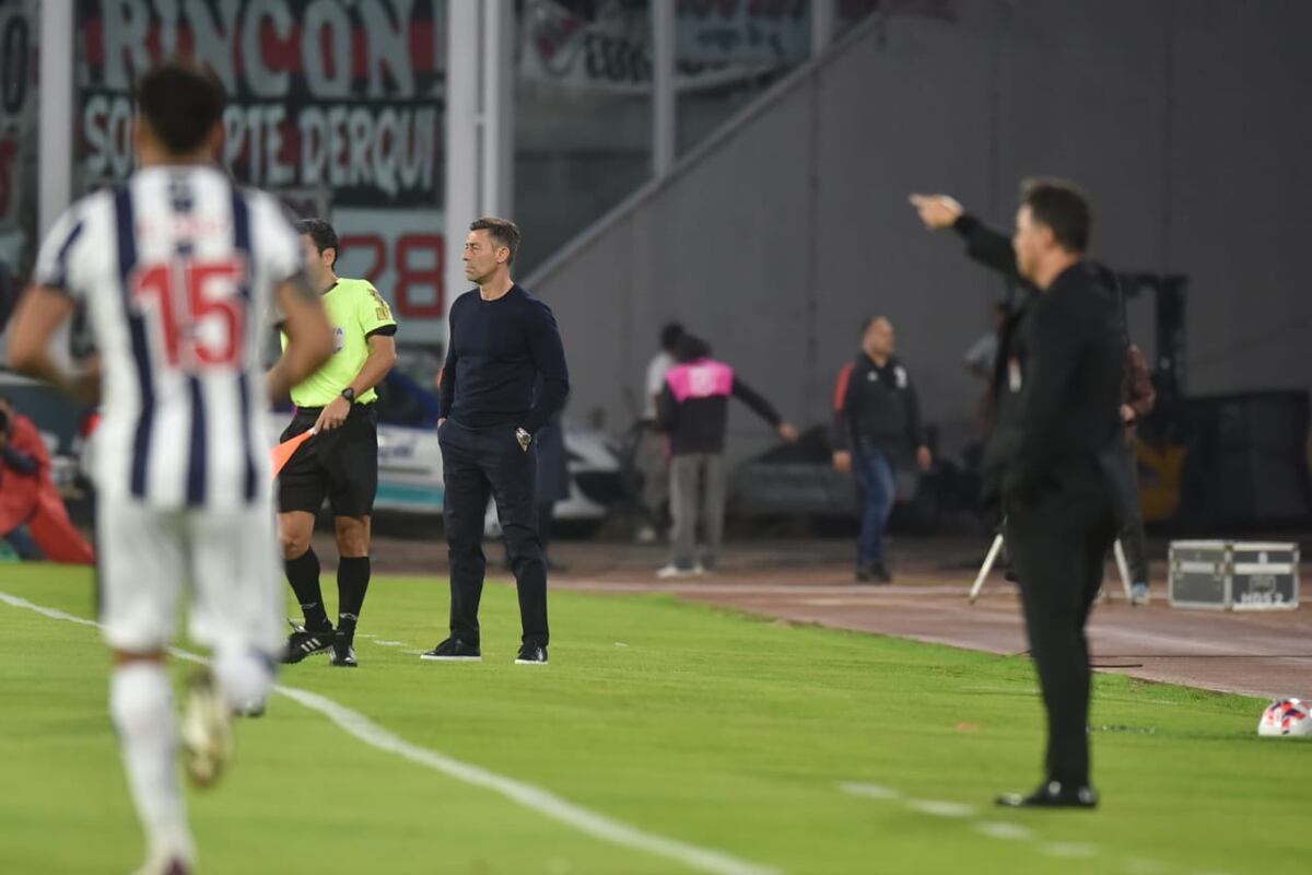 Los entrenadores Caixinha y Gallardo en la noche del estadio Mario Alberto Kempes. (Facundo Luque / La Voz)