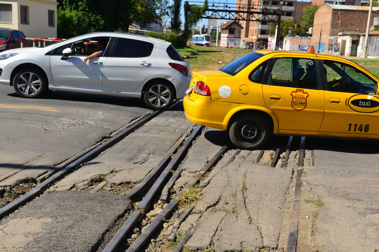 Paso a nivel en las calles Urquiza y Ramírez de Arellano. (José Gabriel Hernández / La Voz)