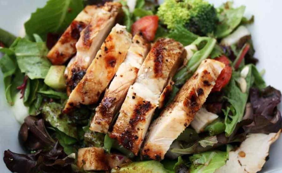 Ensalada tibia con pollo, ideal para sumar proteínas