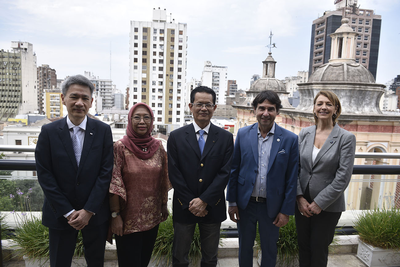 Los embajadores de Tailandia, Krit Tankanarat; de Indonesia, Niniek Kun Naryatie; de Vietnam, Thanh Duong Quoc; y Rodolfo Caffaro Kramer y Andrea Guadalupe, presidente global y vicepresidenta de Macc, respectivamente. (Ramiro Pereyra)