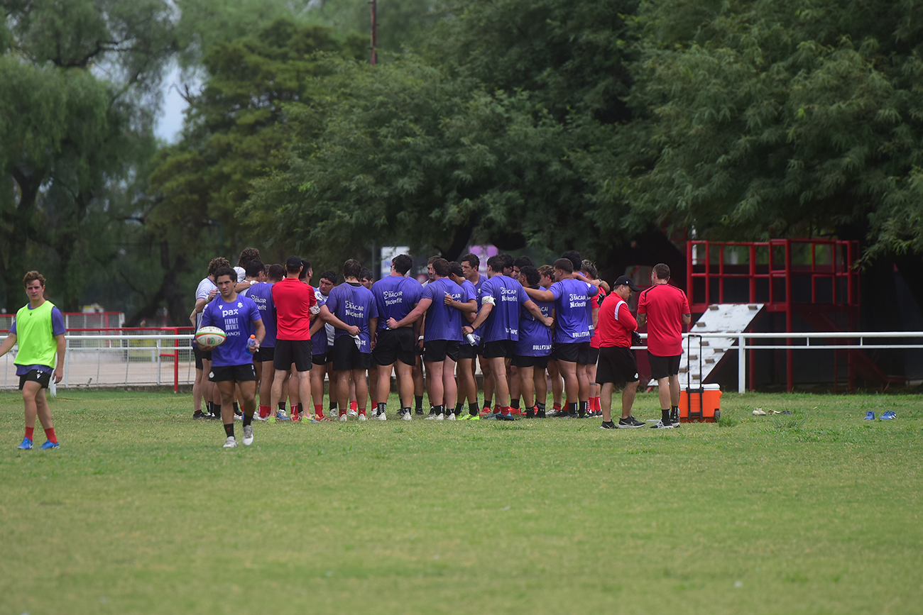 Todos para uno y uno para todos en el entrenamiento de Dogos XV en el Jockey CC. (Pedro Castillo / La Voz) 