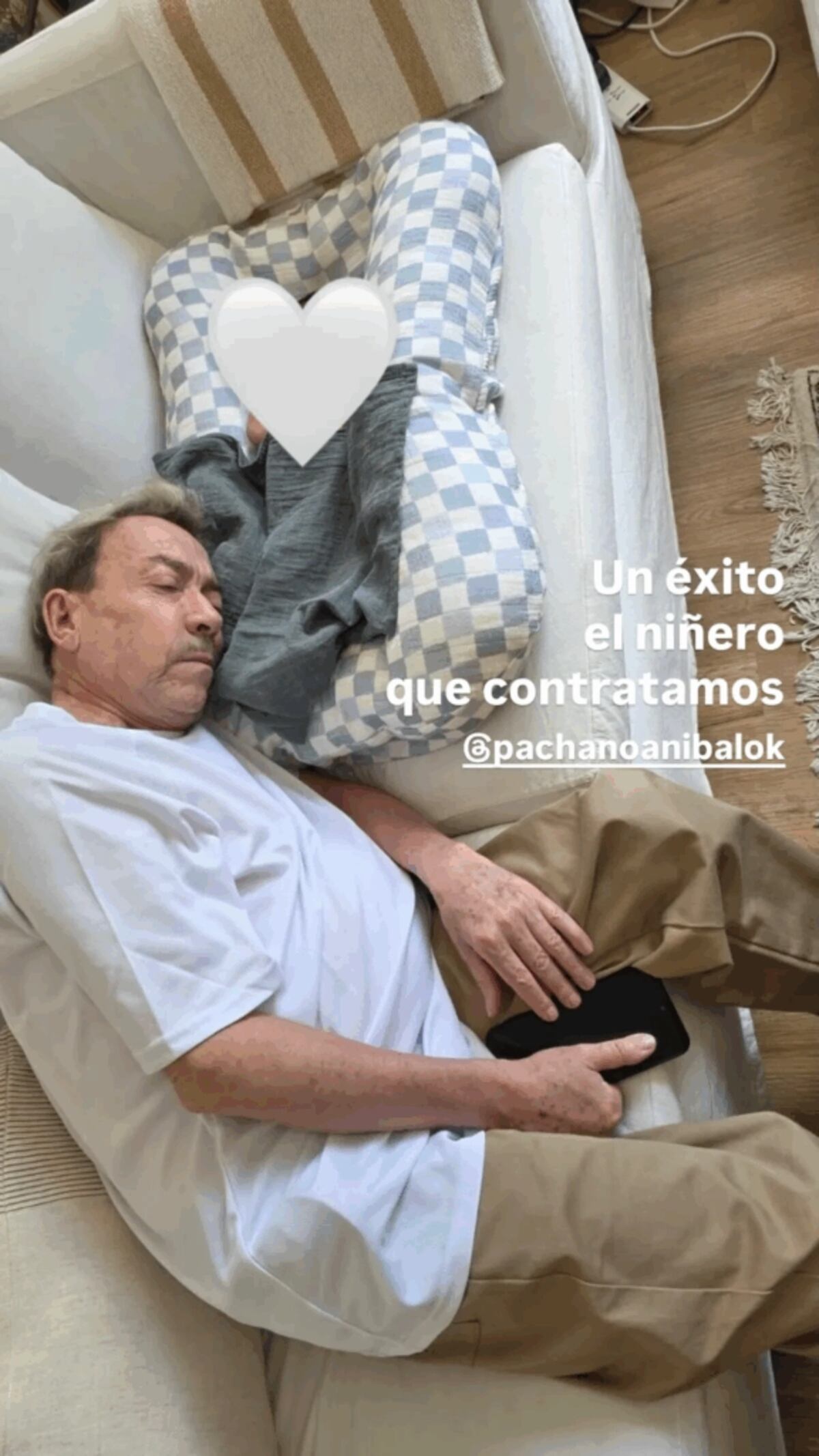 Aníbal Pachano junto a su nieto Vito.