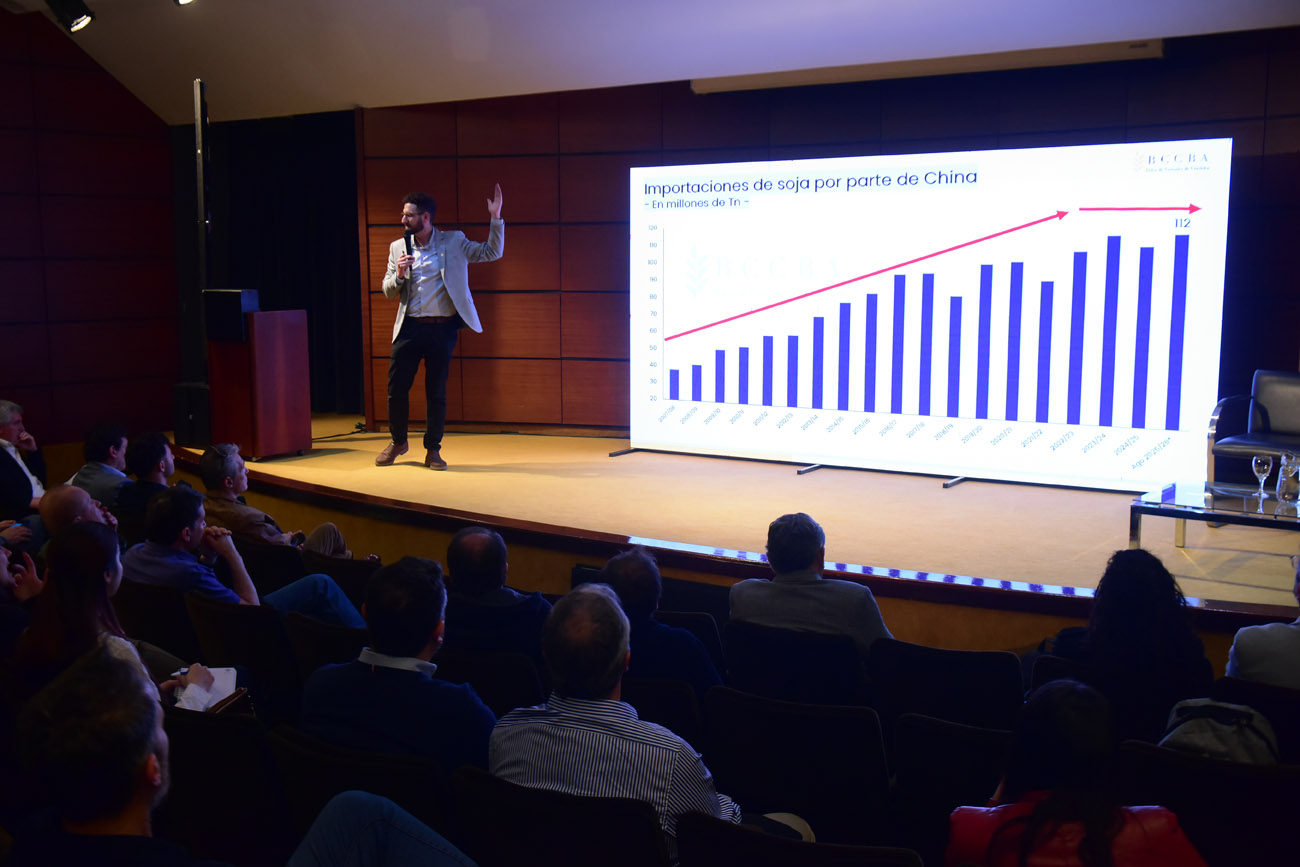 COYUNTURA Y AGRO. Gonzalo Agusto, economista de la Bolsa de Cereales de Córdoba, en el auditorio de La Voz. (Nicolás Bravo / La Voz)